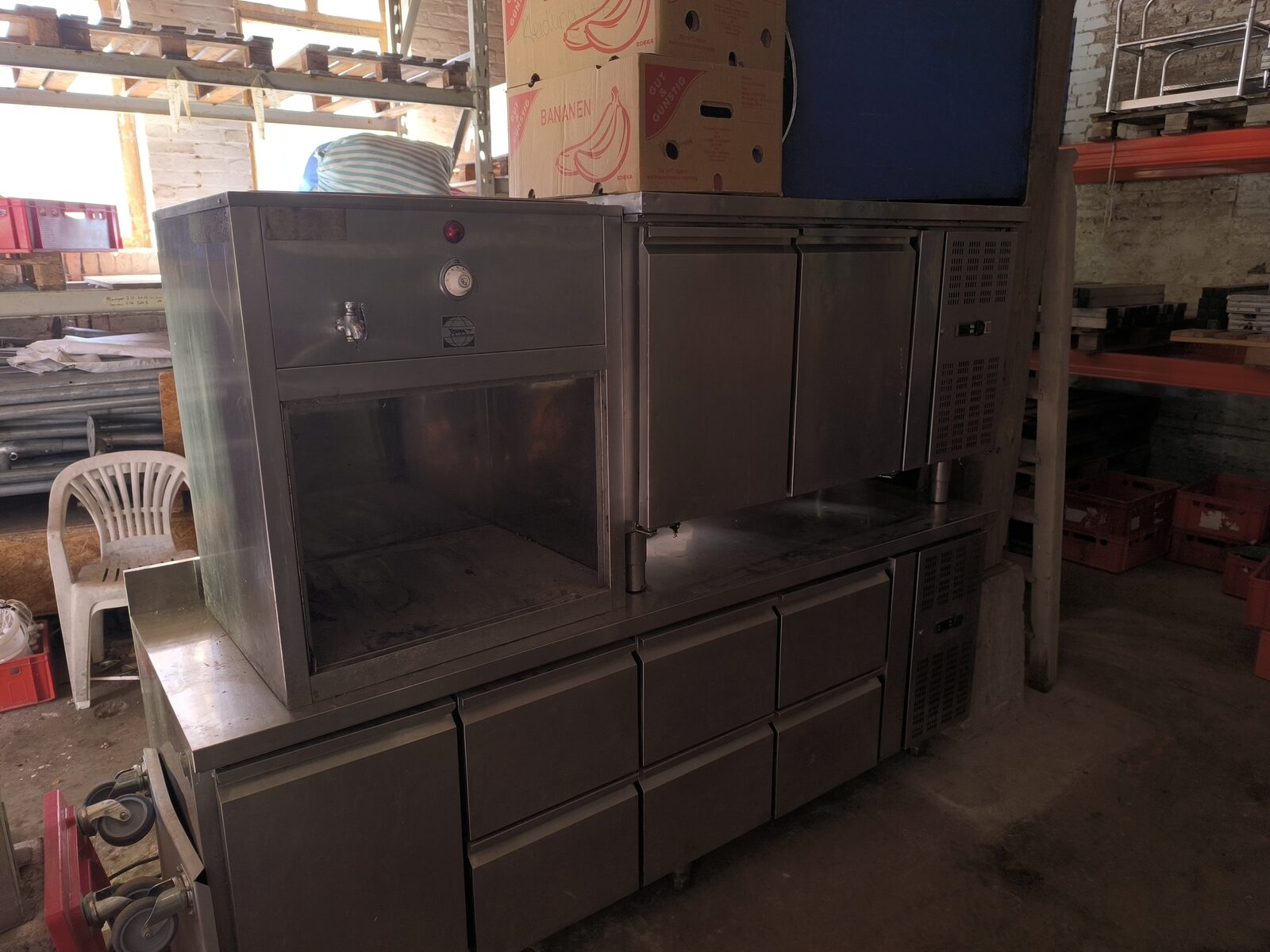Edelstahl Küchenmöbel: zwei Kühltische und ein Bain-Marie