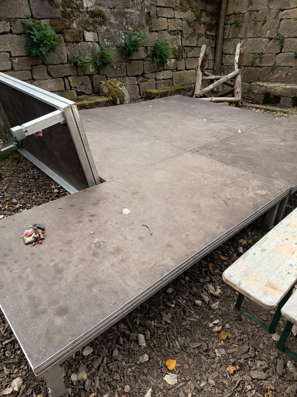 Bühnenpodeste 2x1 m, 9 Stück, 2m Theater- und Veranstaltungstechnik